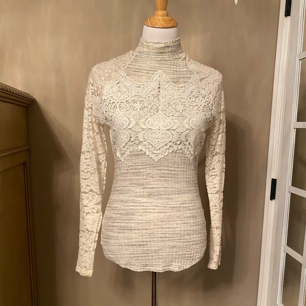 Venus lace bust lace sleeve’s turtleneck, size small